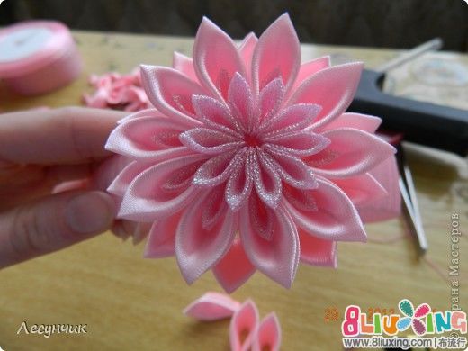 想用3DMAX做一个最简单的花旋转地动画,怎么做啊( 选择花,按一下N键记录动画,把下面的帧拖到左边100帧处,锁定旋转角度,在透视图沿Z轴旋转360度,...) 如何制做简单的玫瑰花( 2013-04-15 14:20热心网友 做玫瑰花很简单 : ( 造型时把花瓣弄湿)( 1) 内瓣 ...) 丝网花的铁丝波浪怎么做做简单( 先将铁丝按花瓣要求定好长度,找一根铅笔等圆柱形物体,将定好长度的铁丝头上留出2公分左右缠在铅笔上,然.