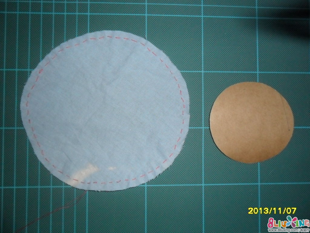 【手工DIY】教你如何用一次性纸杯制作灯罩 恩恩点赞~ 楼主加油 发了2大段吞了吗? 一次性杯子手工制作,能做出什么? 做个俞晓飞出来 再做个亚当和夏娃给你 http://www.letusdiy.com/html/diy/diy_wanju/20090319/1227.html 这个如何 能做出好多小制作,比如小人,比如风铃,比如一朵朵的花 我空间有很多这样的杯子的小制作,你可以去看看763976772 在环保手工。 可以用底盘反过来,做个钟表!