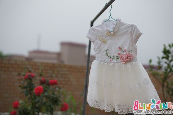 ��ɫС������ü�ͼ��